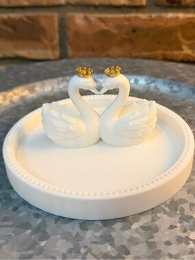 Hand Crafted 3D Printed White Swan Ring Dish/Trinket Tray with Gold Crowns NWOT